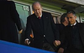 Quem é a mulher que não larga a mão de Juan Carlos nos momentos de desespero com a saúde