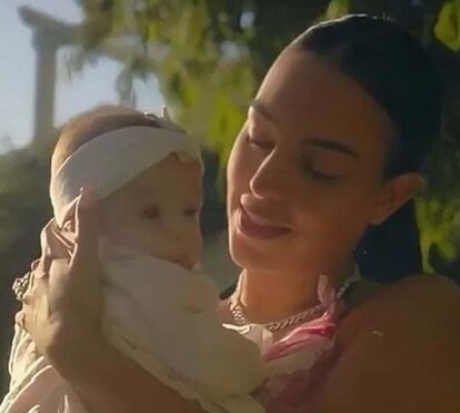 Filha bebé de Cristiano Ronaldo e Georgina Rodríguez mimada pelos irmãos