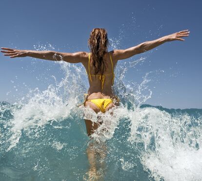 Pronta para a primeira ida à praia? Os 4 modelos de fatos de banho e biquínis que são tendência neste verão