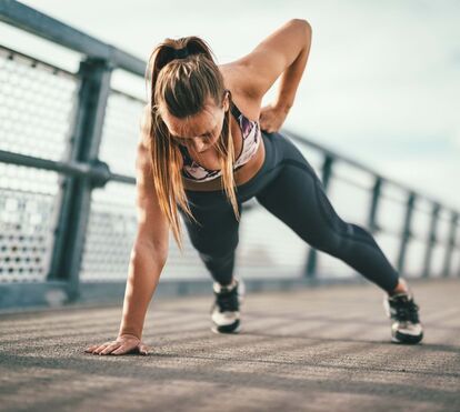 Os quatro exercícios para uma barriga mais lisa e que vêm mesmo a calhar com este calor