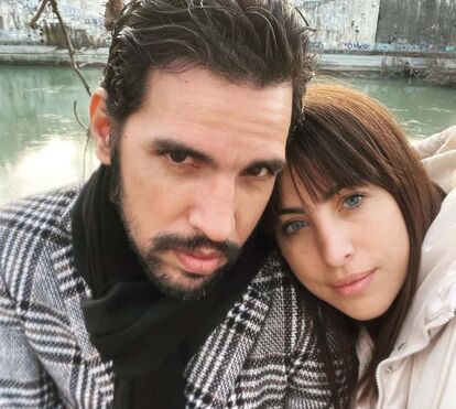 Mas o que é isto? Ex de Carolina Deslandes mostra-se nu em cena ardente com a namorada também cantora