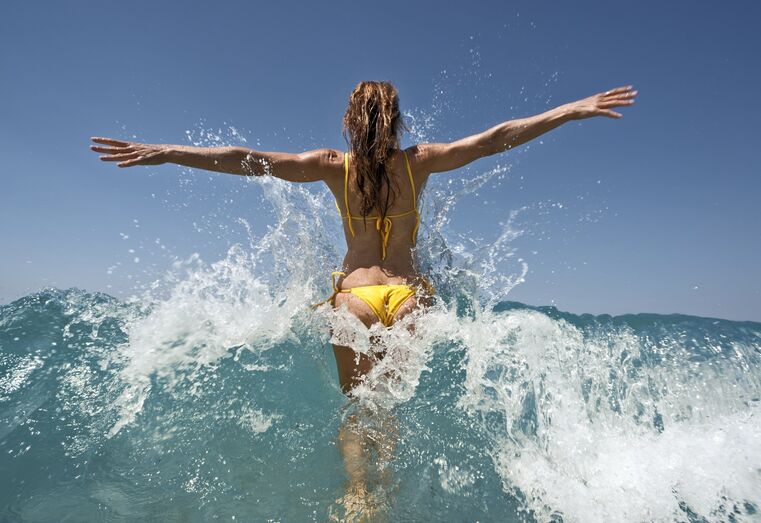mulher biquini praia mar