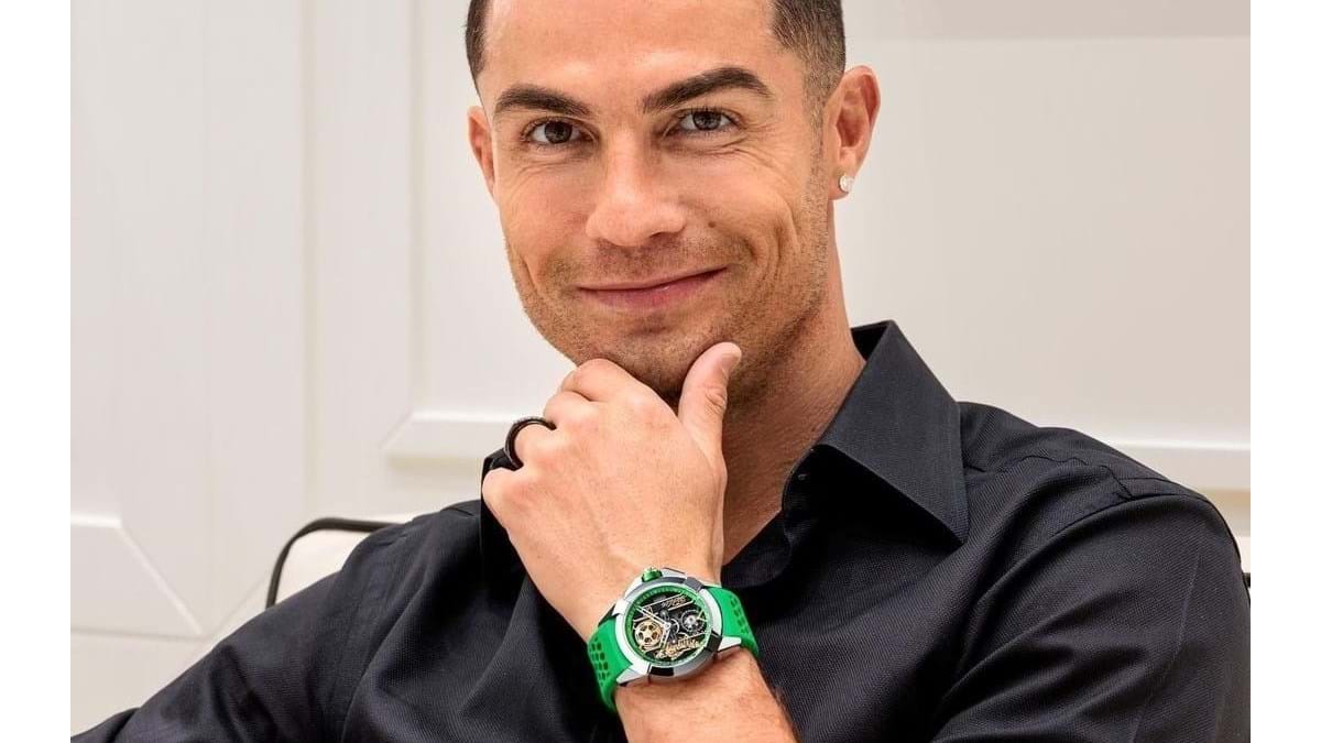Cristiano Ronaldo oferece relógio de 115 mil euros a lutador camaronês:  «Obrigado, irmão!» - Vídeos - Jornal Record