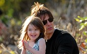 Tom Cruise dá  por mês mais de 400 mil dólares à filha Suri, que não vê há mais de 10 anos. Mas a fonte milionária vai 