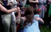 Kate Middleton abraça menina em lágrimas no meio da multidão