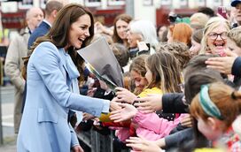 Kate Middleton foi proibida de dar autógrafos e deixou crianças "penduradas"