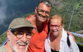 Ai, que o marido fica com ciúmes. Noémia Costa e Marcos Costa despedem-se com beijo na boca