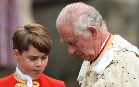 Vítima de bullying na infância, rei Carlos III quebra regras para defender o neto George