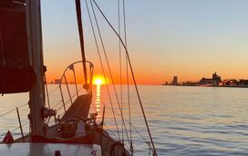 O Tejo de uma outra pespetiva! 6 passeios de barco memoráveis com Lisboa como pano de fundo