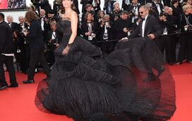 Depois do laranja, Sara Sampaio deslumbra na Riviera Francesa com vestido preto que a tornou na rainha de Cannes