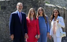 Princesa Leonor mostra-se feliz em dia de graduação ao lado da família real