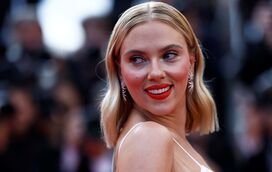 Scarlett Johansson rouba as atenções na passadeira vermelha de Cannes