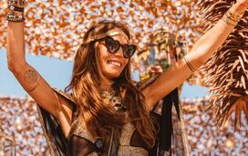 A tribo volta a reunir-se! Festival Moga está de regresso ao areal da Costa de Caparica e vai muito além de dançar ao som dos DJ