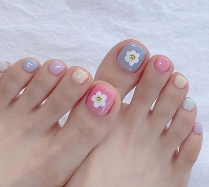 Vernizes de Verão! As 5 cores para os pés que rejuvenescem