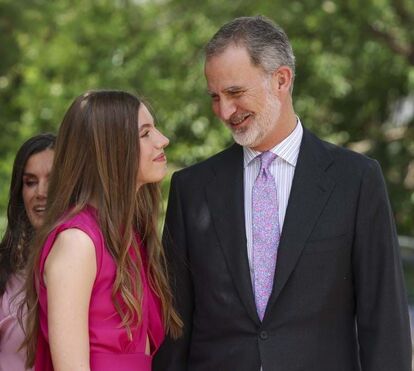 Os retratos da família feliz. O crisma da infanta Sofia, o regresso de Leonor e as polémicas com Letizia