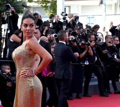 É tudo dela. Georgina Rodríguez  mostra curvas e chama a atenção em Cannes