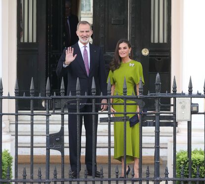 Rainha Letizia surge em Londres com vestido de Victoria Beckham e pregadeira da rainha Sofia