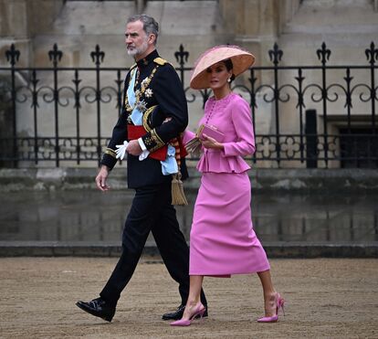 Da realeza aos políticos e artistas: Todos os looks da cerimónia de coroação de Carlos III