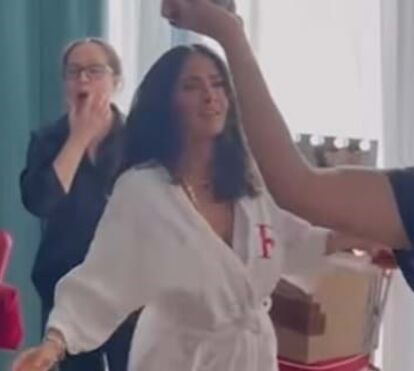 Ganharam vida própria. Salma Hayek dança de roupão e acabou por mostrar mais do que suposto