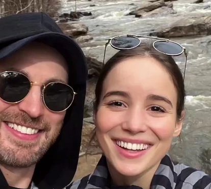 Chris Evans voltou a Portugal com Alba Baptista. O casal foi visto em restaurantes lisboetas