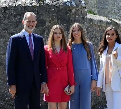Princesa Leonor mostra-se feliz em dia de graduação ao lado da família real