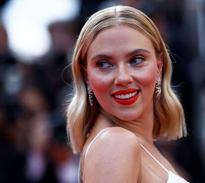 Scarlett Johansson rouba as atenções na passadeira vermelha de Cannes