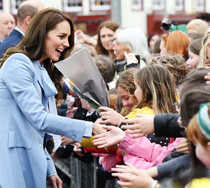 Kate Middleton foi proibida de dar autógrafos e deixou crianças 'penduradas'