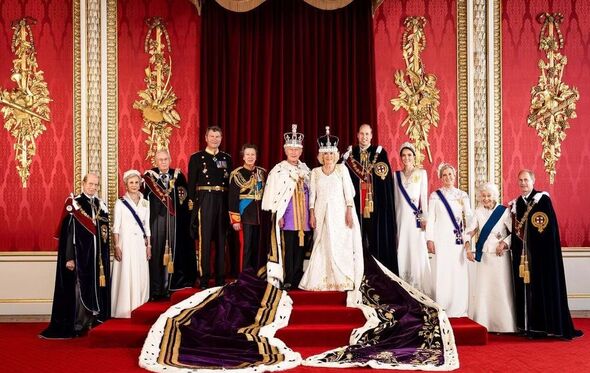 Retrato oficial do rei Carlos III e Camilla