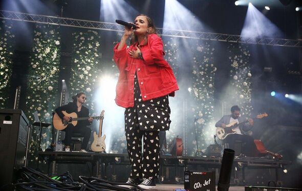 Carolina Deslandes, cantora