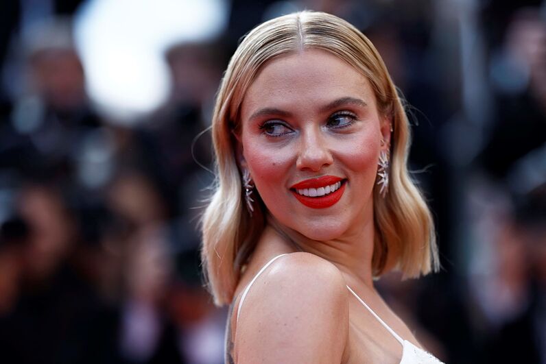 Scarlett Johansson rouba as atenções na passadeira vermelha de Cannes