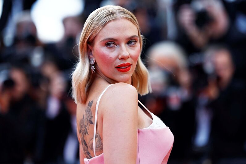 Scarlett Johansson rouba as atenções na passadeira vermelha de Cannes