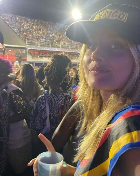 Kelly Bailey mostra barriguinha de grávida