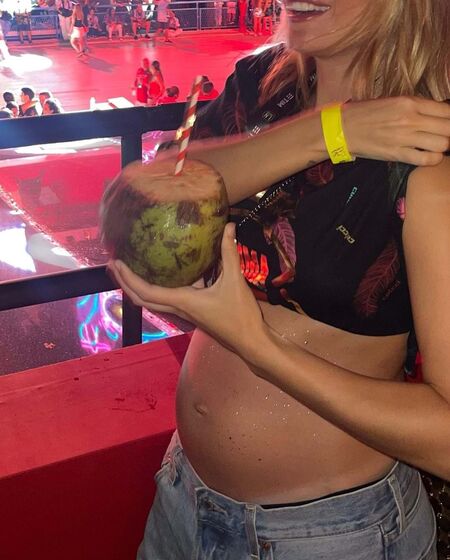 Kelly Bailey mostra barriguinha de grávida