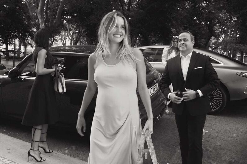 Kelly Bailey mostra barriguinha de grávida