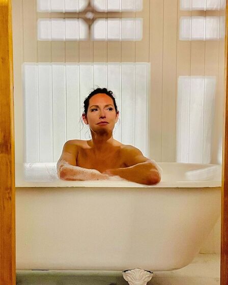 Ousada, Fernanda Serrano exibe toda a sua beleza na banheira... como veio ao mundo