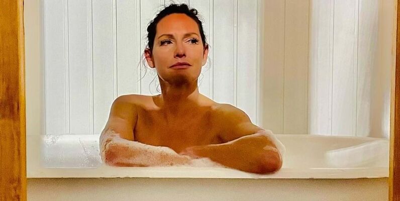 Ousada, Fernanda Serrano exibe toda a sua beleza na banheira... como veio ao mundo