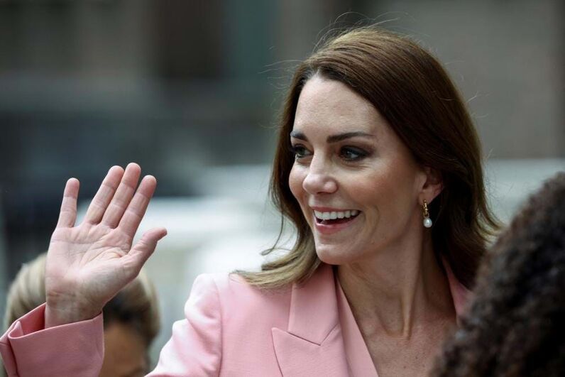 Kate Middleton deslumbra com fato rosa