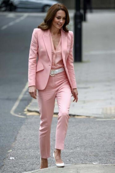 Kate Middleton deslumbra com fato rosa