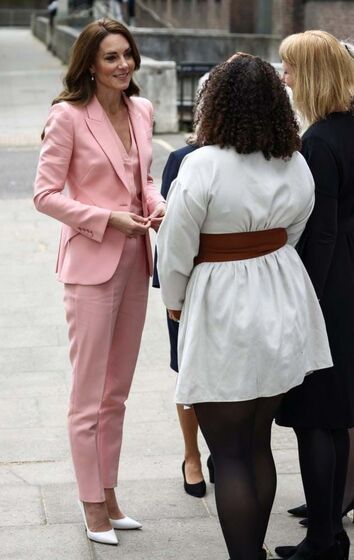 Kate Middleton deslumbra com fato rosa