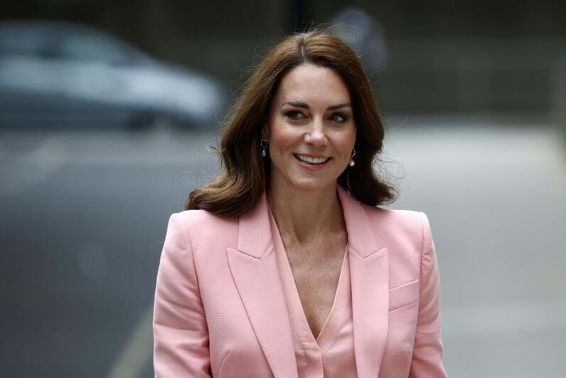 Kate Middleton deslumbra com fato rosa