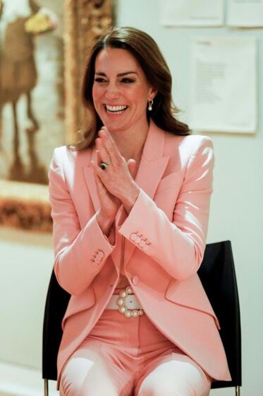 Kate Middleton deslumbra com fato rosa