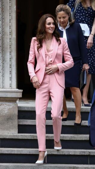 Kate Middleton deslumbra com fato rosa