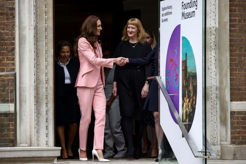 Kate Middleton deslumbra com fato rosa