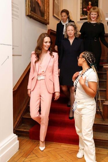 Kate Middleton deslumbra com fato rosa