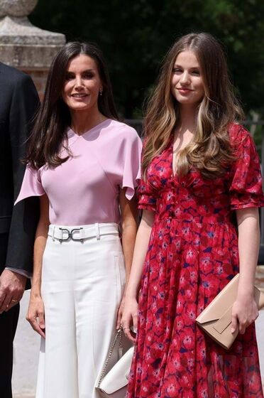 Os retratos da família feliz. O crisma da infanta Sofia, o regresso de Leonor e as polémicas com Letizia