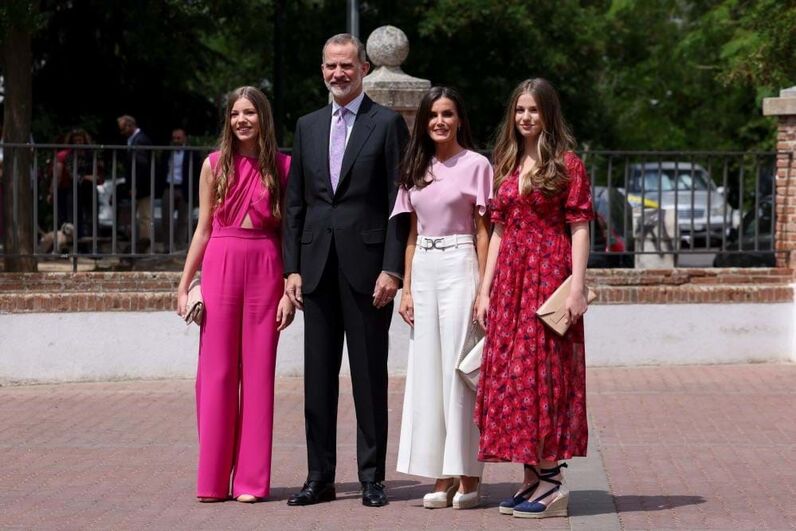 Os retratos da família feliz. O crisma da infanta Sofia, o regresso de Leonor e as polémicas com Letizia