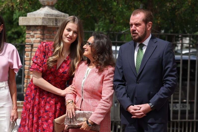 Os retratos da família feliz. O crisma da infanta Sofia, o regresso de Leonor e as polémicas com Letizia