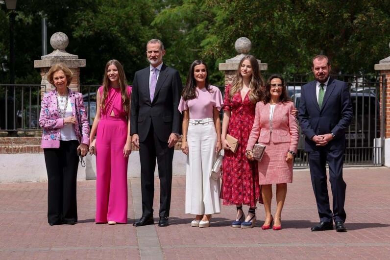 Os retratos da família feliz. O crisma da infanta Sofia, o regresso de Leonor e as polémicas com Letizia