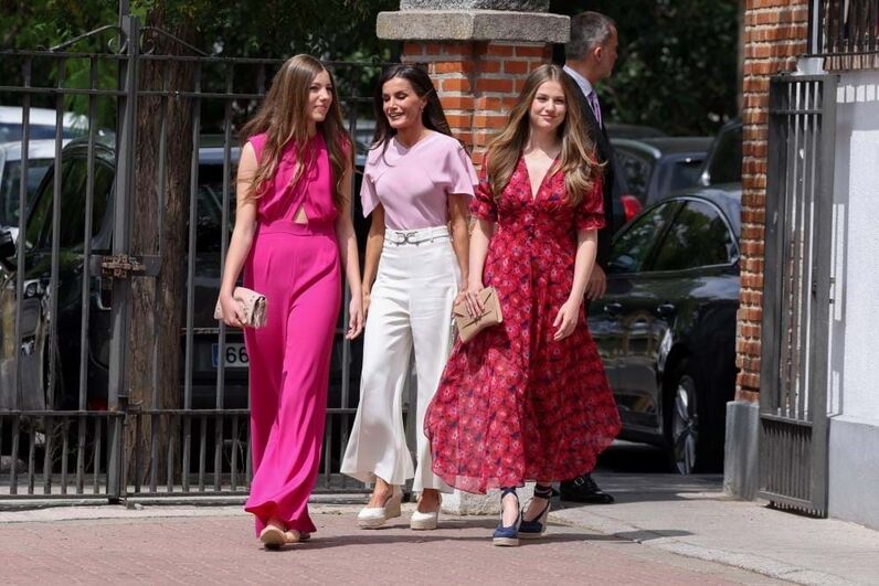Os retratos da família feliz. O crisma da infanta Sofia, o regresso de Leonor e as polémicas com Letizia