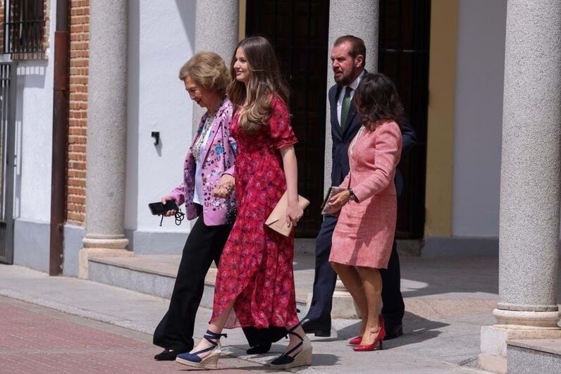 Os retratos da família feliz. O crisma da infanta Sofia, o regresso de Leonor e as polémicas com Letizia